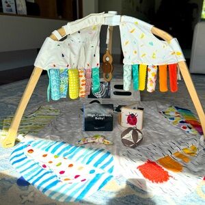 Lovevery Play Gym w 2 Sensory Strands